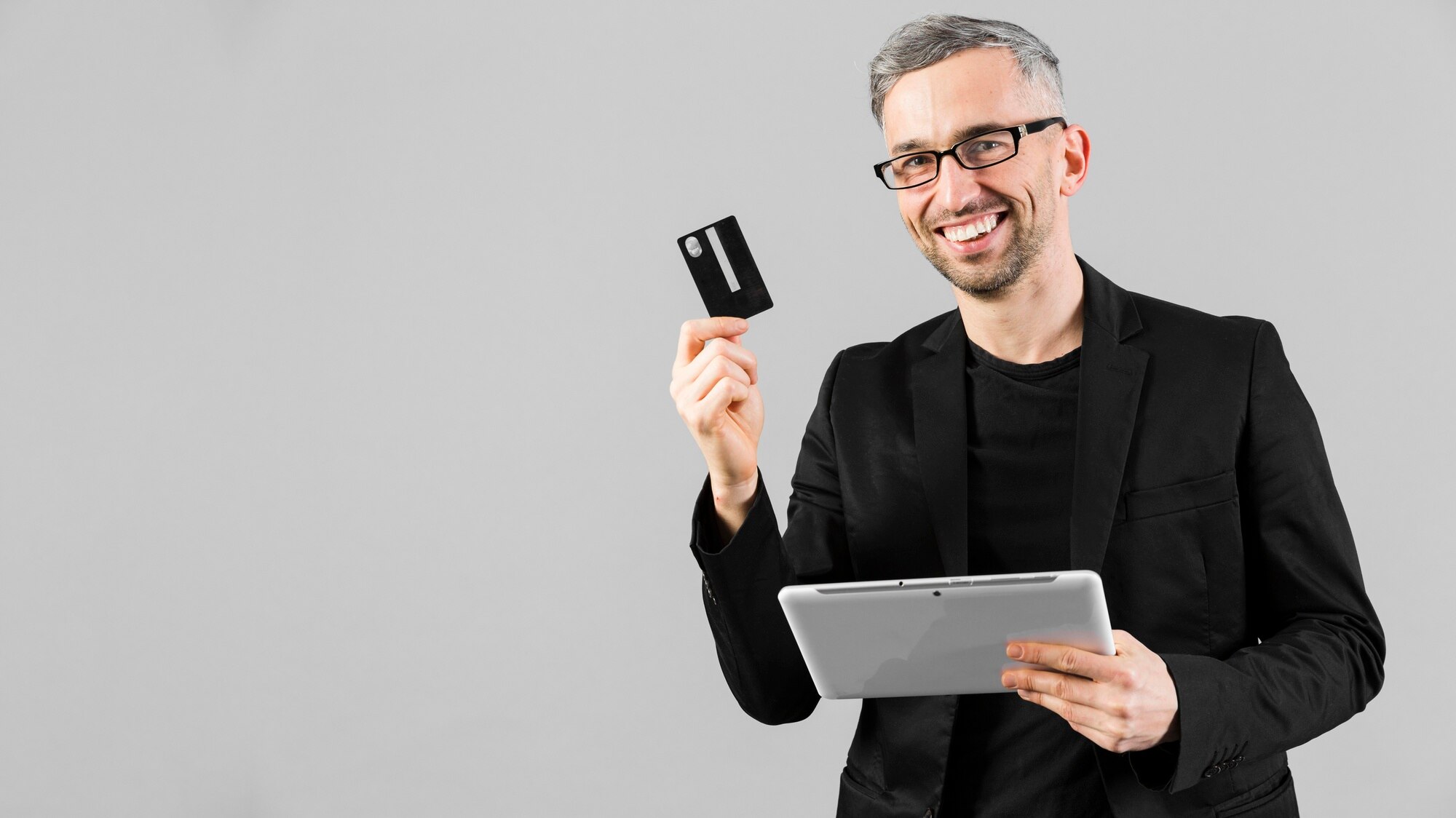 Homem De Terno Preto Mostrando O Cartao De Credito E Tablet 23 2148401477