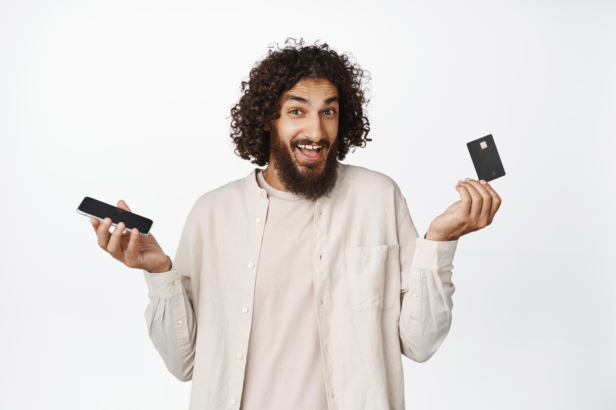 Imagem Do Cara Hispanico Encolhendo Os Ombros Com Cartao De Credito E Celular Nas Maos Sem Nocao Sobre O Conceito De Compras On Line 176420 49707